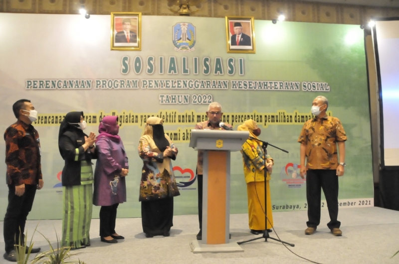 Kadis Sosial Jatim Alwi didampingi Wakil Ketua Komisi E DPRD Jatim, Hikmah Bafaqih dan Pejabat Dinsos Jatim saat menekan tombol tombol tagline Dinsos Jatim, "Melayani, Menyelesaikan".