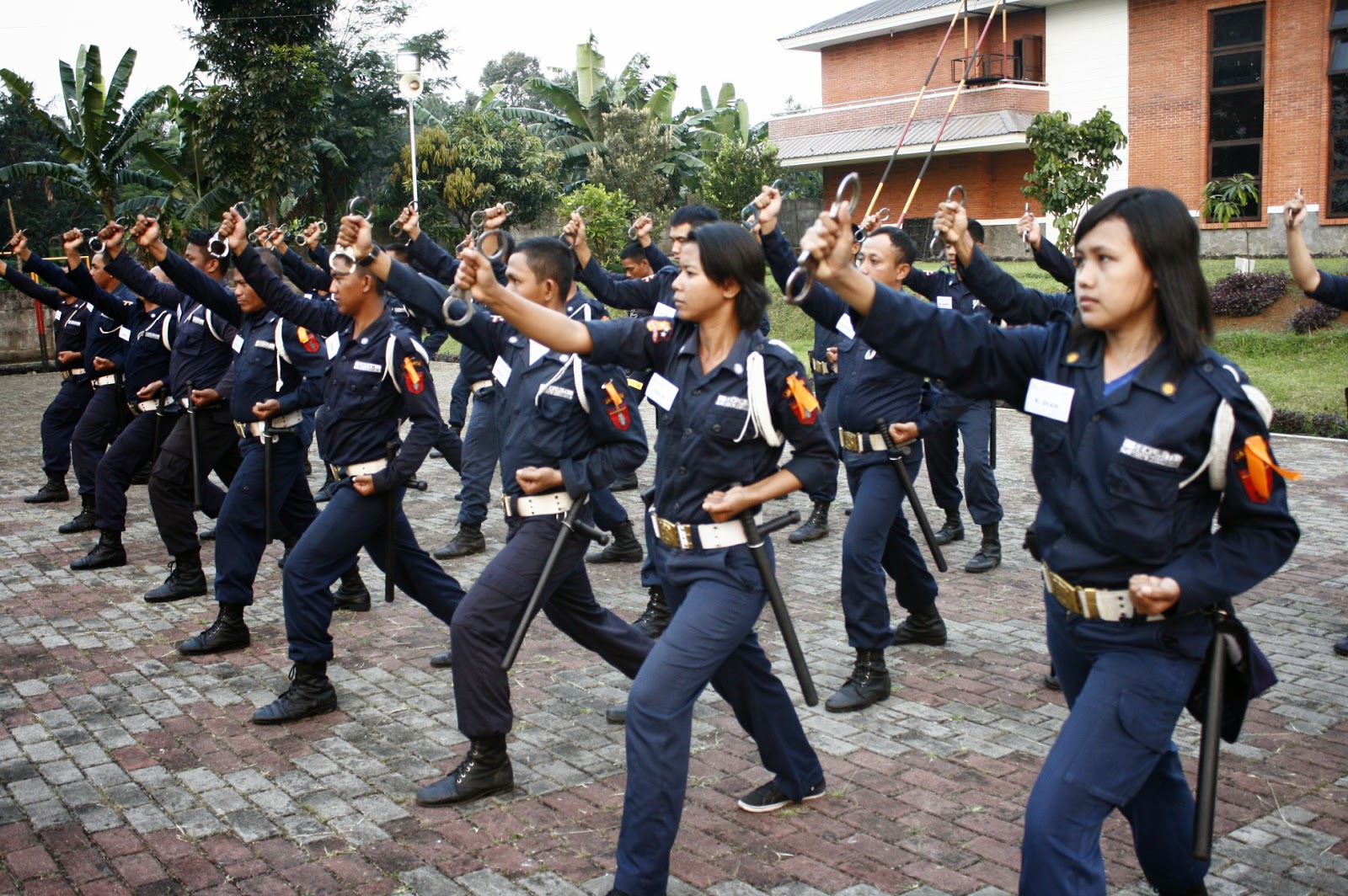 Contoh pelatihan penggunaan Drill Borgol POLRI oleh para satpam. | siapsecurity.co.id