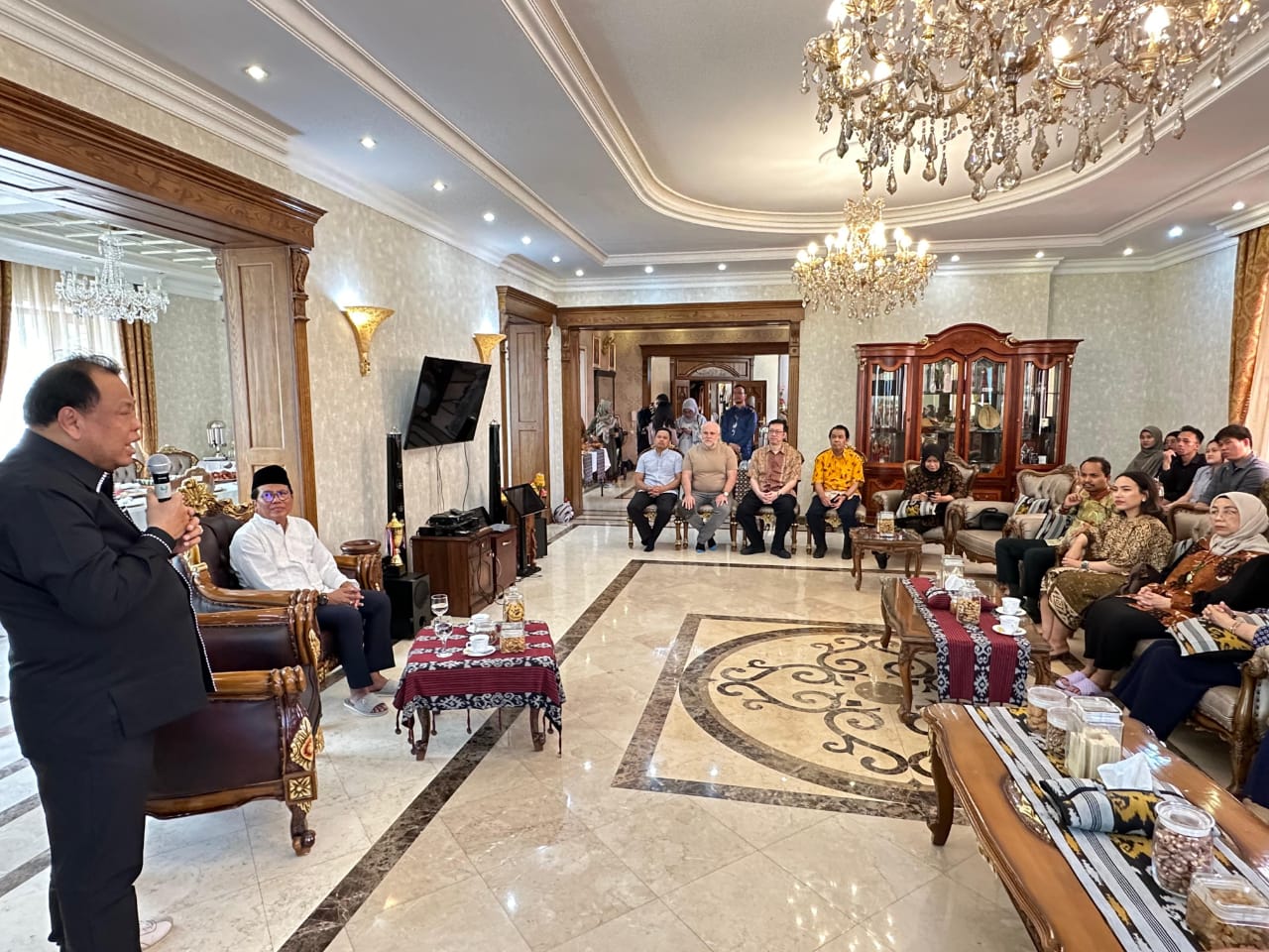 Ketua MK Arief Hidayat saat menghadiri kegiatan temu warga Indonesia di Astana, Kazakstan pada Minggu (16/6/2024)/foto: Humas MK 