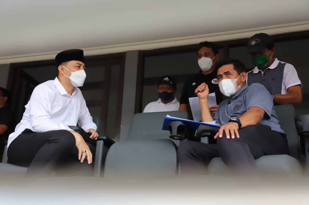 Wali Kota Surabaya, Eri Cahyadi saat berdiskusi dengan dengan tim dari Timnas dan juga staf Dinas Kepemudaan dan Olahraga Surabaya.