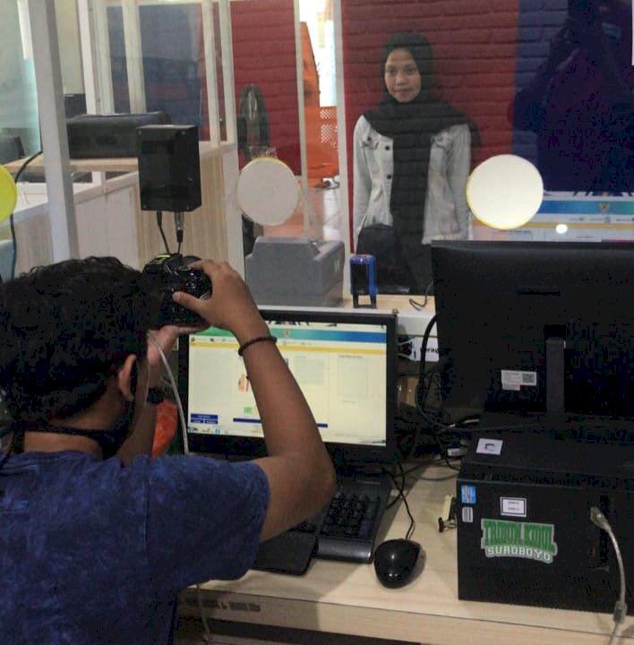Warga melakukan perekaman eKTP