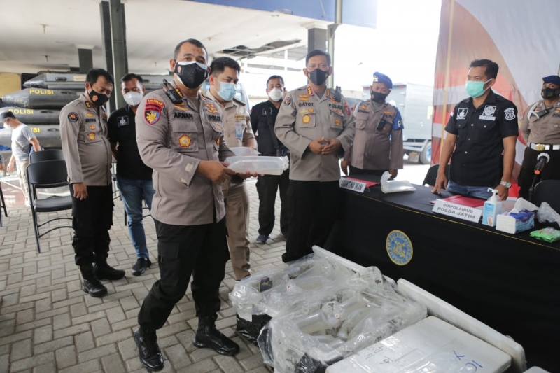 Polisi menunjukkan barang bukti benur.