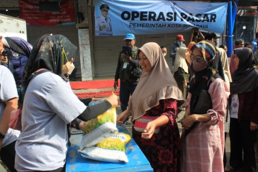 Pemkot Surabaya telah mengambil sejumlah langkah untuk mengendalikan kenaikan harga sembako