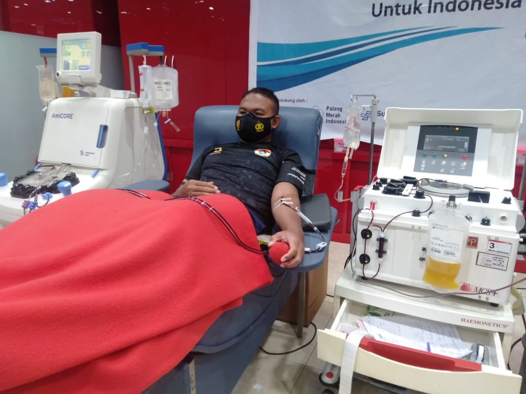 Ilustrasi salah seorang anggota kepolisian mendonorkan plasma konvalesenya di PMI Surabaya, beberapa waktu lalu. (dok)