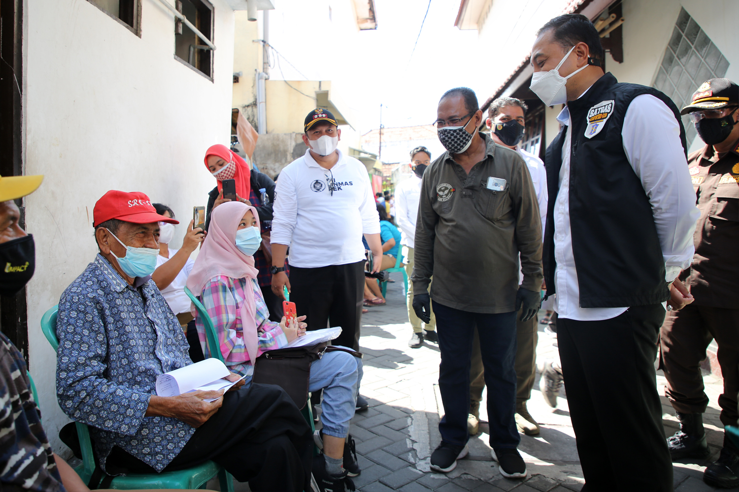 Wali Kota Surabaya, Eri Cahyadi bersama Kabinda Jatim saat meninjau vaksinasi door to door.