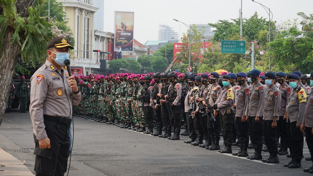 Kabag Ops Polrestabes Surabaya, AKBP Anton Elfrino Trisanto, S.H., S.I.K., M.Si saat memimpin apel persiapan pengamanan unjuk rasa buruh di halaman Kantor Gubernur Jatim, Selasa (27/10).