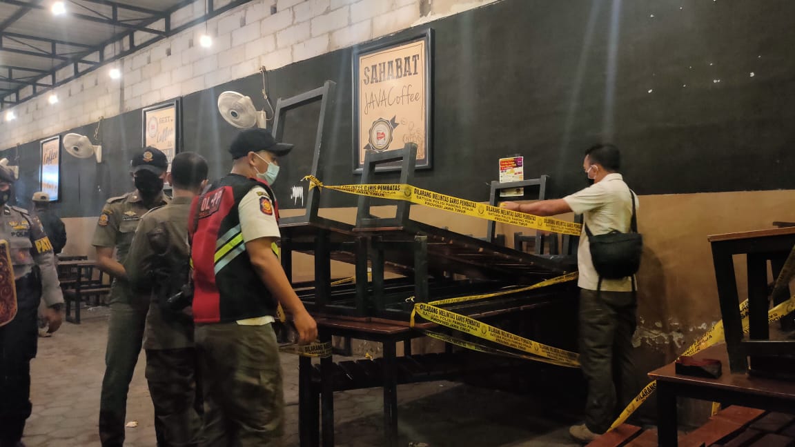 Petugas saat menyegel panggung live musik di Kofibrik.