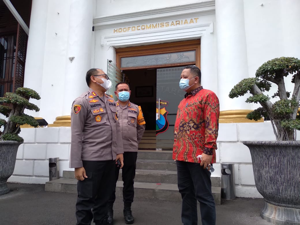 Plt Wali Kota Surabaya Whisnu Sakti Buana saat berkunjung ke Mapolrestabes Surabaya membicarakan penanganan Covid-19. 