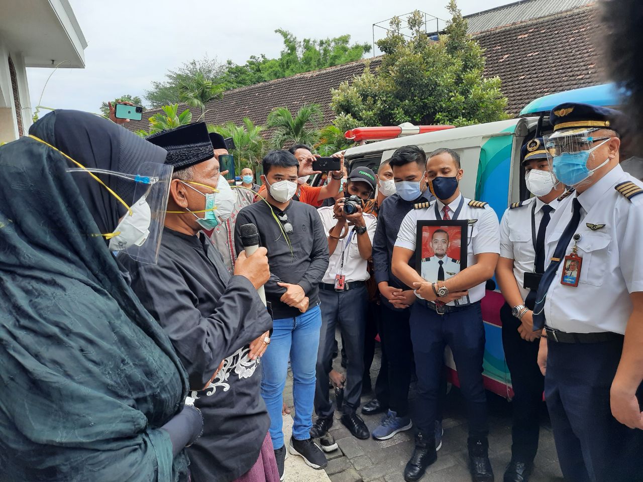 Penyerahan jenazah Fadly Satrianto di rumah duka Jalan Tanjung Pinang 72A Surabaya, Jumat (15/1/2021).