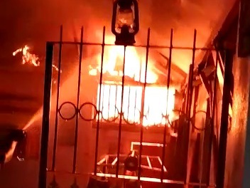 Rumah di Jalan Jatiluhur No 7, Kelurahan Jepara, Kecamatan Bubutan, Surabaya terbakar akibat percikan kembang api, Jumat (1/1/2021) dinihari.