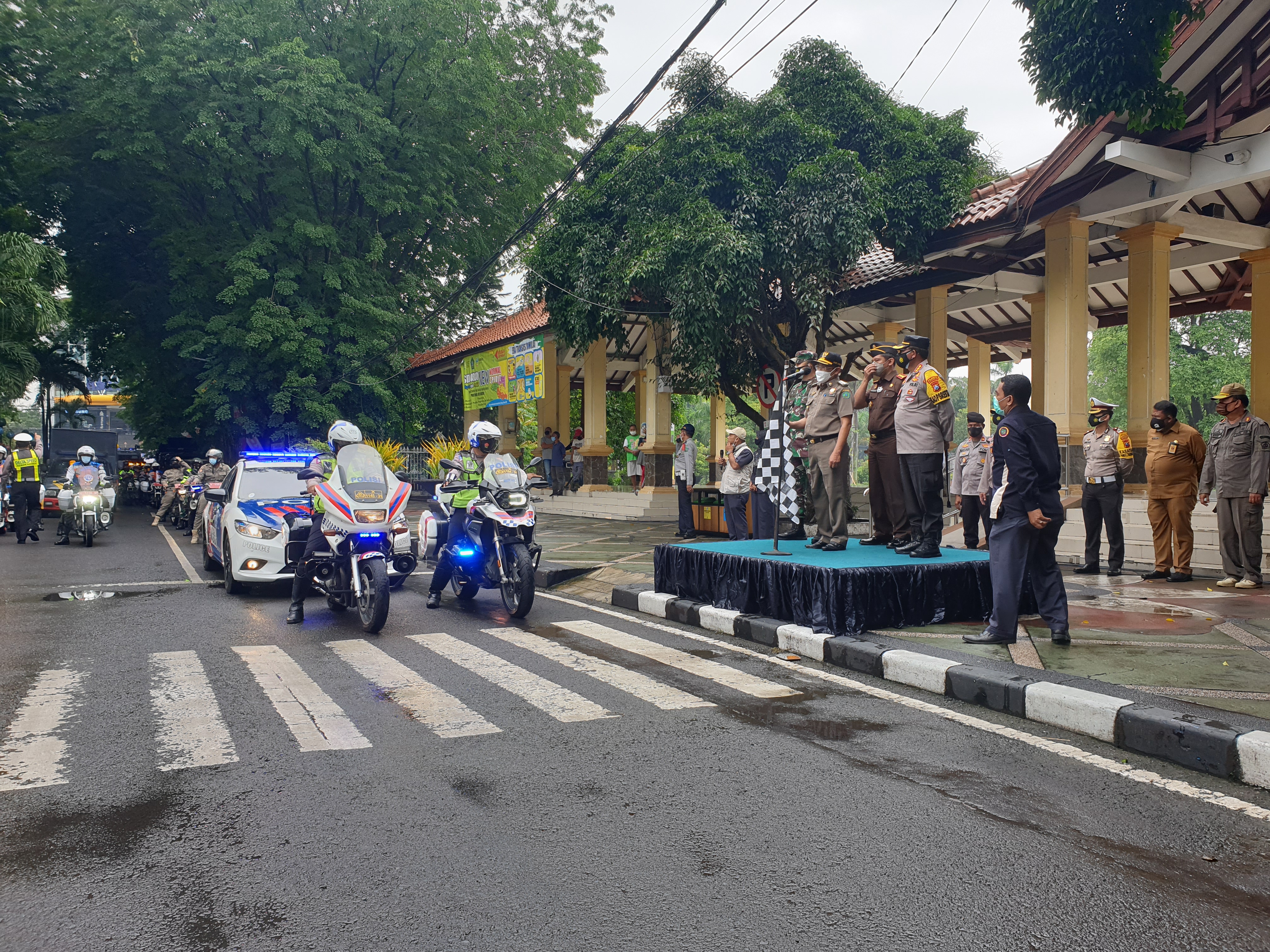 Petugas gabungan diberangkatkan untuk pelaksanaan operasi yustisi di Kabupaten Sidoarjo dalam rangka PPKM. (Foto : Arry)
