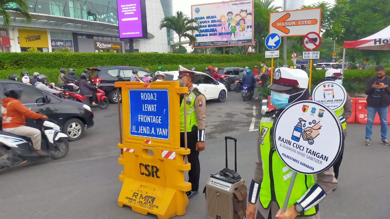 Penyekatan di depan mall Cito, Bundaran Waru di hari pertama PPKM Surabaya Raya, Senin (11/1/2021).