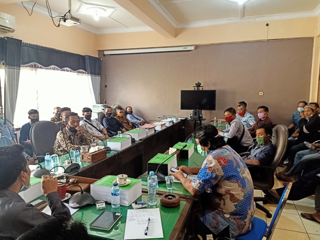 WADUL: Suasana pertemuan antara warga Kaliombo, Kecamatan Purwosari dengan DPRD Bojonegoro, Senin (28/12/2020).
