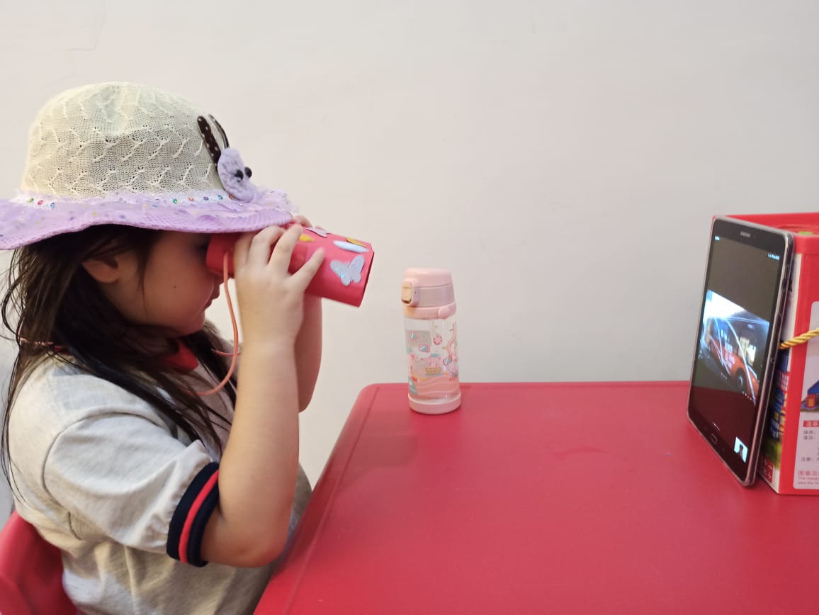 Siswi Kelompok Belajar Sekolah Citra Berkat Surabaya, Carissa menggunakan teropong saat mengikuti virtual outing