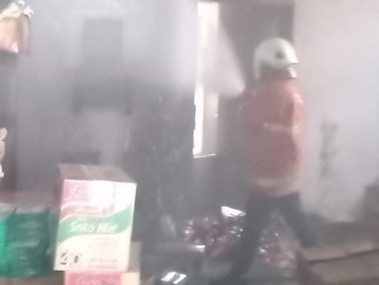 Petugas PMK saat melakukan pembasahan tempat sembayang yang terbakar akibat lilin di Jalan Kaliasin Pompa, Surabyaa, Selasa (29/12/2020). (Foto : Ist)
