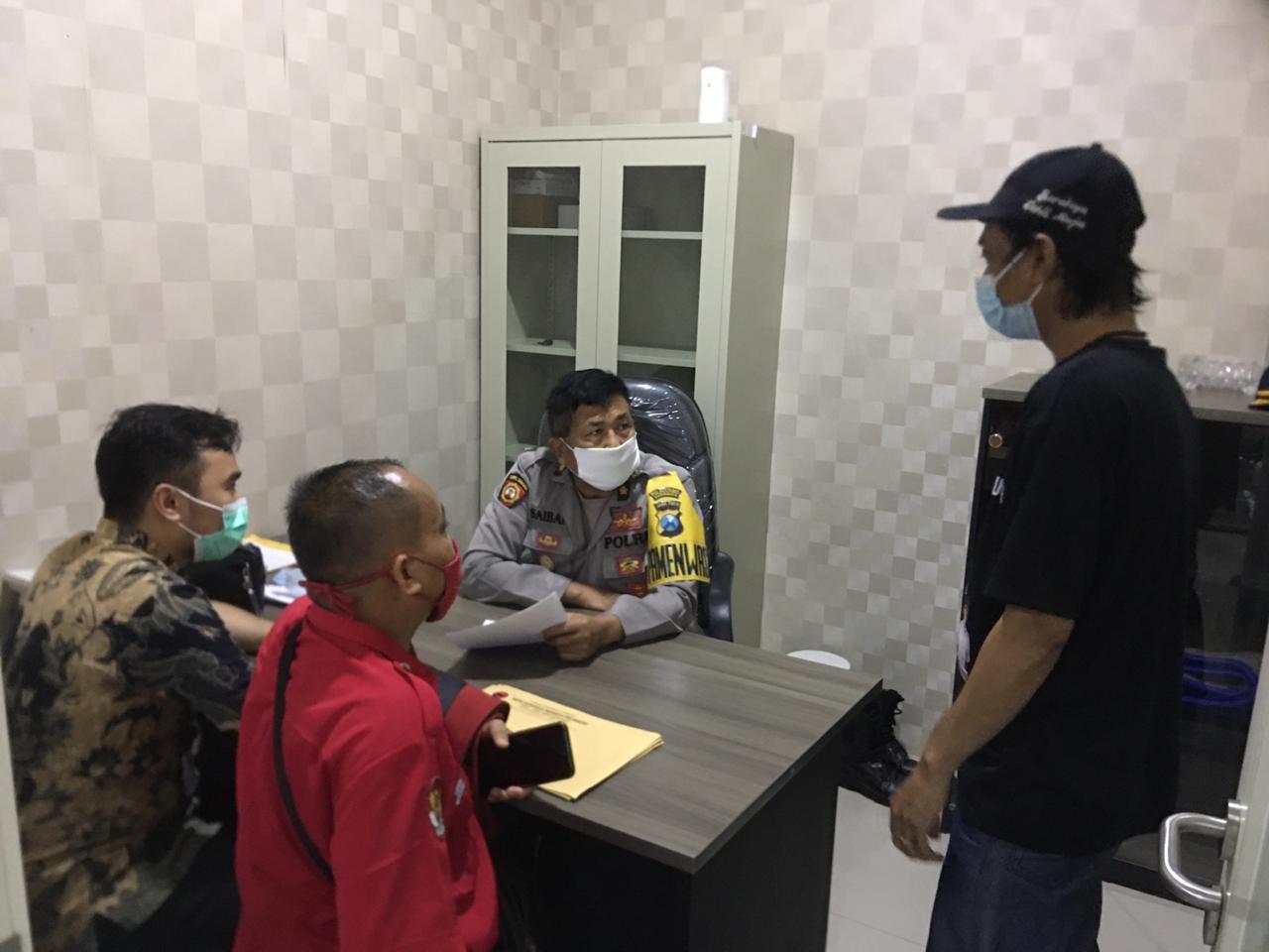 Kader PDIP mendatangi Polrestabes Surabaya untuk melaporkan penyerangan markas TMP