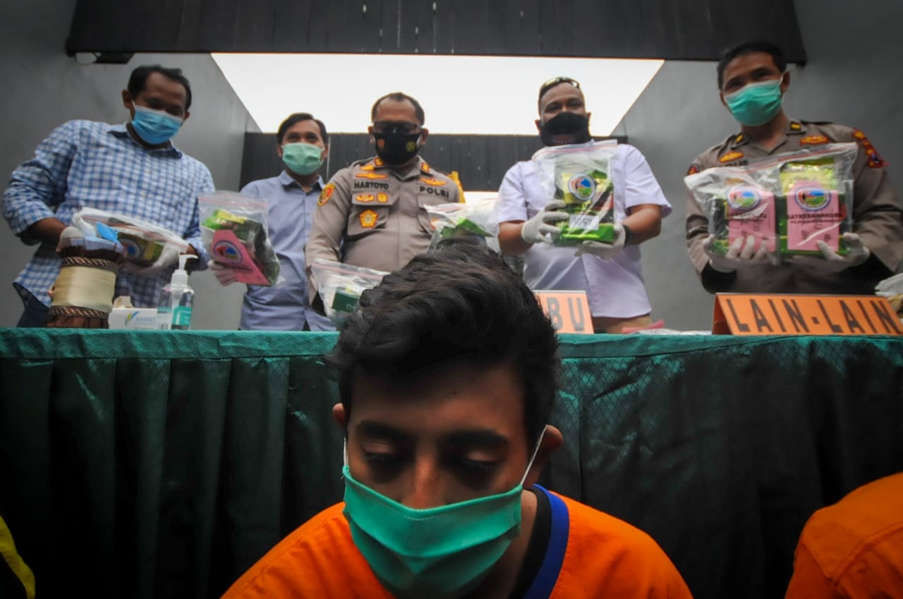AKBP Hartoyo dan AKBP Memo Ardian merilis kasus narkoba jaringan Jawa-Sumatera di Mapolrestabes Surabaya, Rabu (27/1/2021)