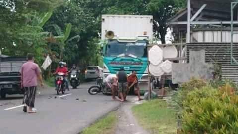 Kecelakaan beruntun di Jalan Raya Desa Catak Gayam Kecamatan Mojowarno Kabupaten Jombang, melibatkan mobil pick up dan truk box tronton.