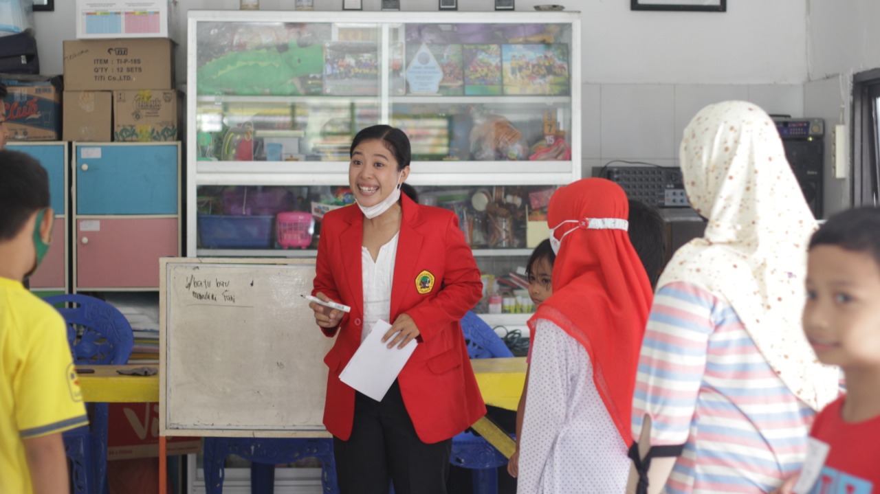 Mahasiswa Untag, Diby Aprilya Sasongko saat melaksanakan Program KKN