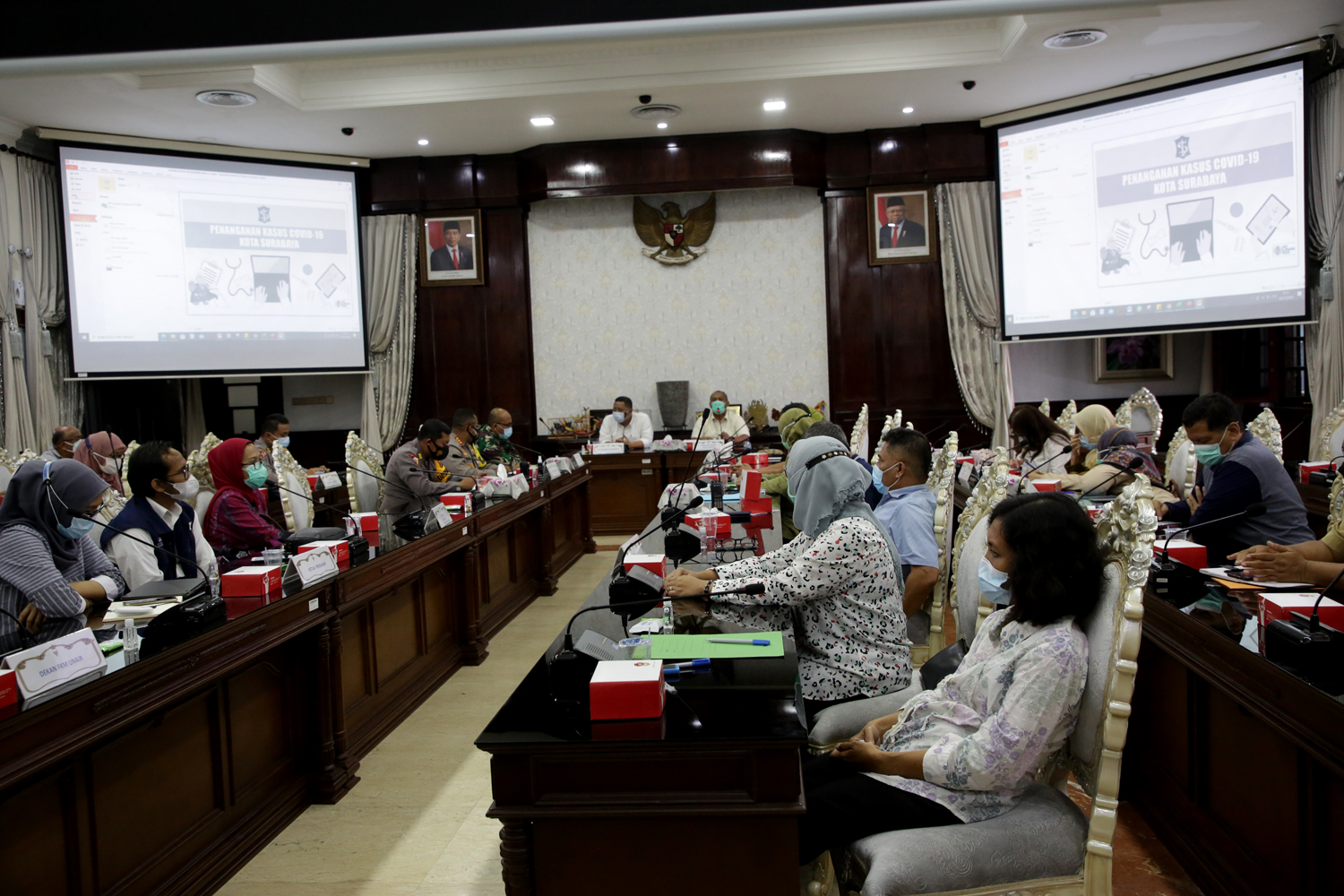 Rapat koordinasi Pemkot bersama TNI dan Polri di Balai Kota Surabaya, Rabu (30/12/2020).