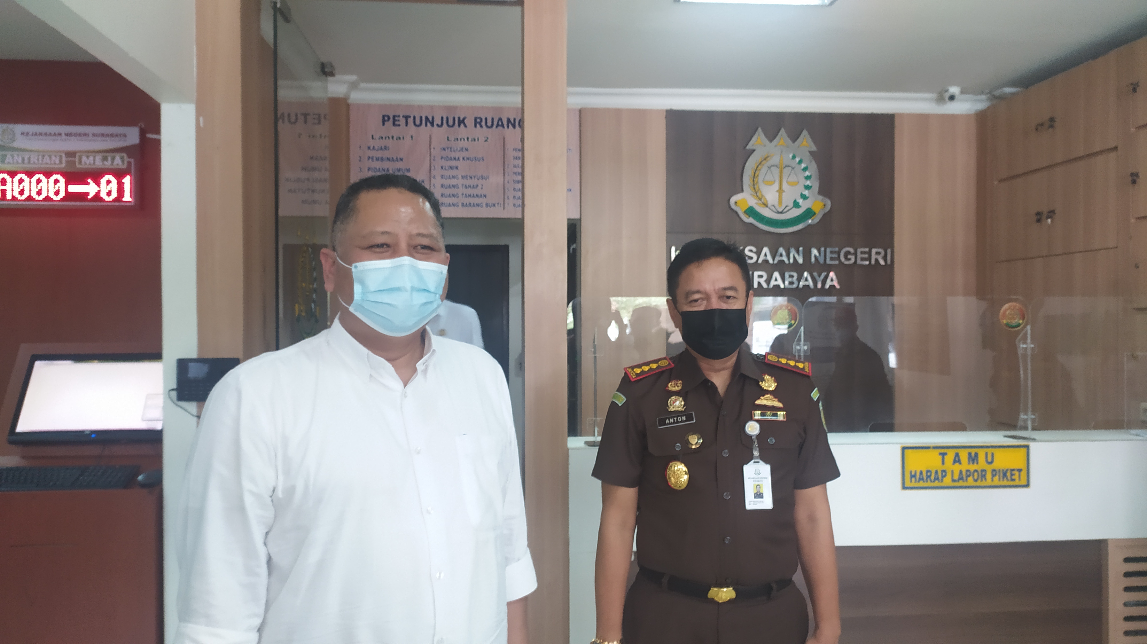 Plt Wali Kota Surabaya Whisnu Sakti Buana berkunjung ke Kejari Surabaya, Senin (28/12/2020).
