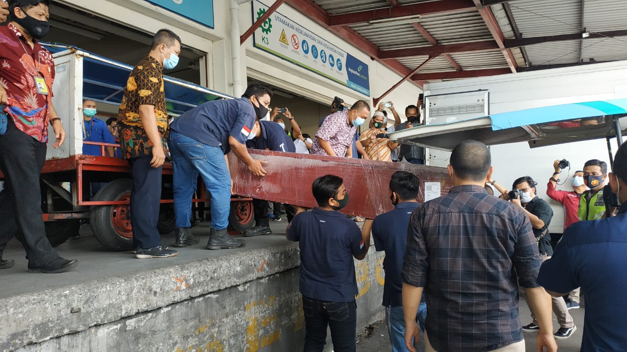 Kedatangan peti jenazah ekstra kru Sriwijaya Air SJ182 Fadly Satrianto di Terminal Cargo Juanda, Jumat (15/1/2021).