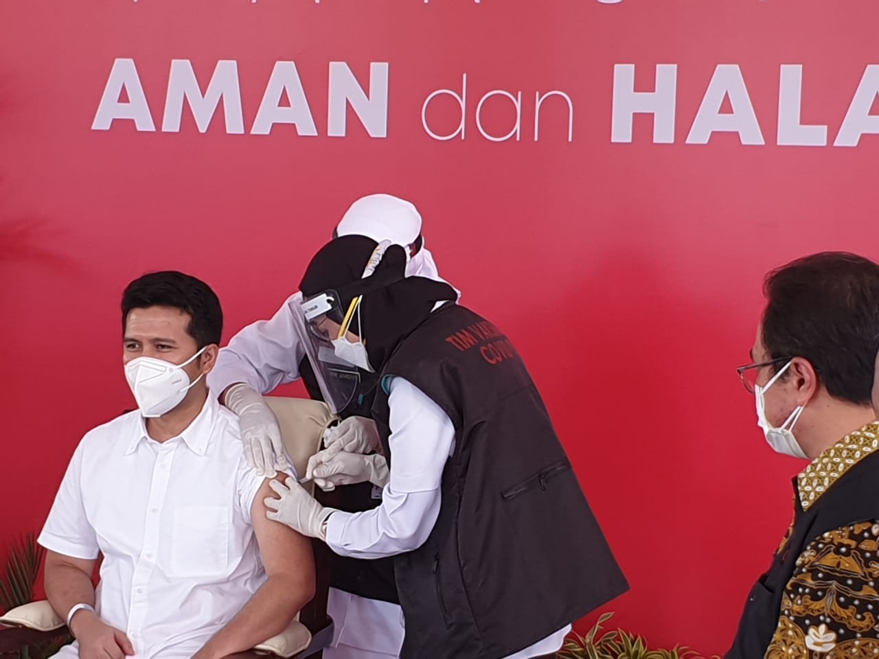 Wakil Gubernur Jatim Emil Elistianto Dardak menjadi orang pertama di vaksin Covid-19 di Jatim
