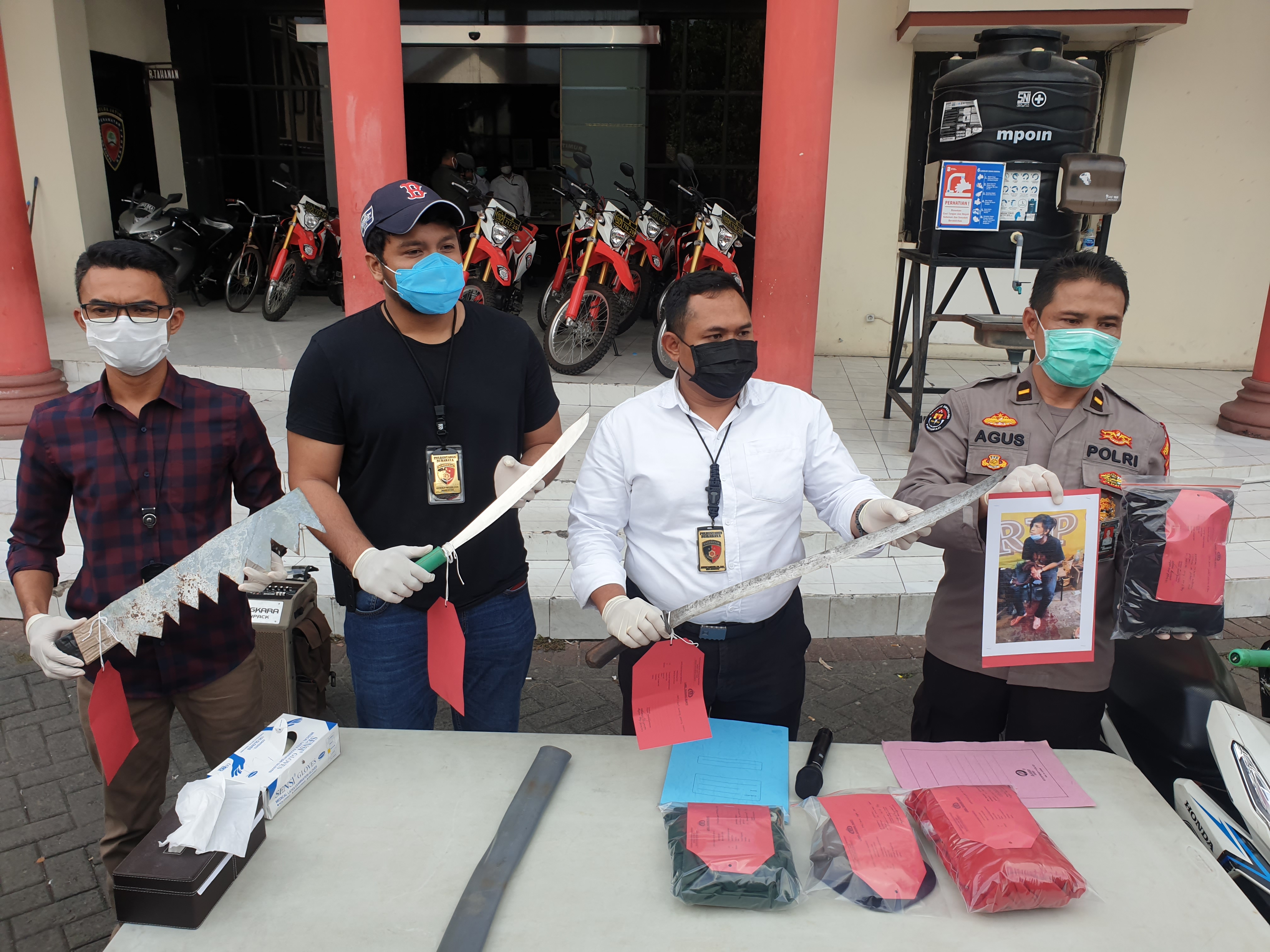Polisi saat menunjukkan barang bukti senjata tajam yang digunakan geng remaja tanggung di Surabaya untuk melukai korbannya. (Foto : Arry)