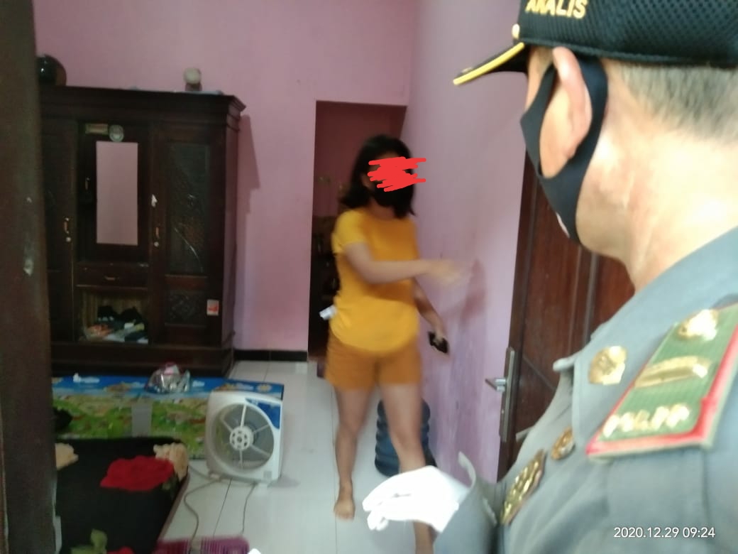 TERJARING: Suasana razia kos yang dilakukan oleh Satpol PP Tulungagung, Selasa (29/12/20). | BCSJ/Noyo