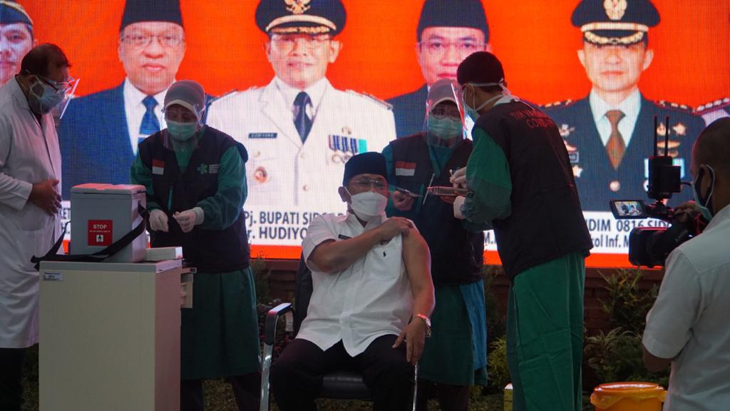 Pj Bupati Sidoarjo Hudiyono saat disuntik vaksin Covid-19 Sinovac di Gedung Hemodialisis RSUD Sidoarjo, Jumat (15/1/2021). 
