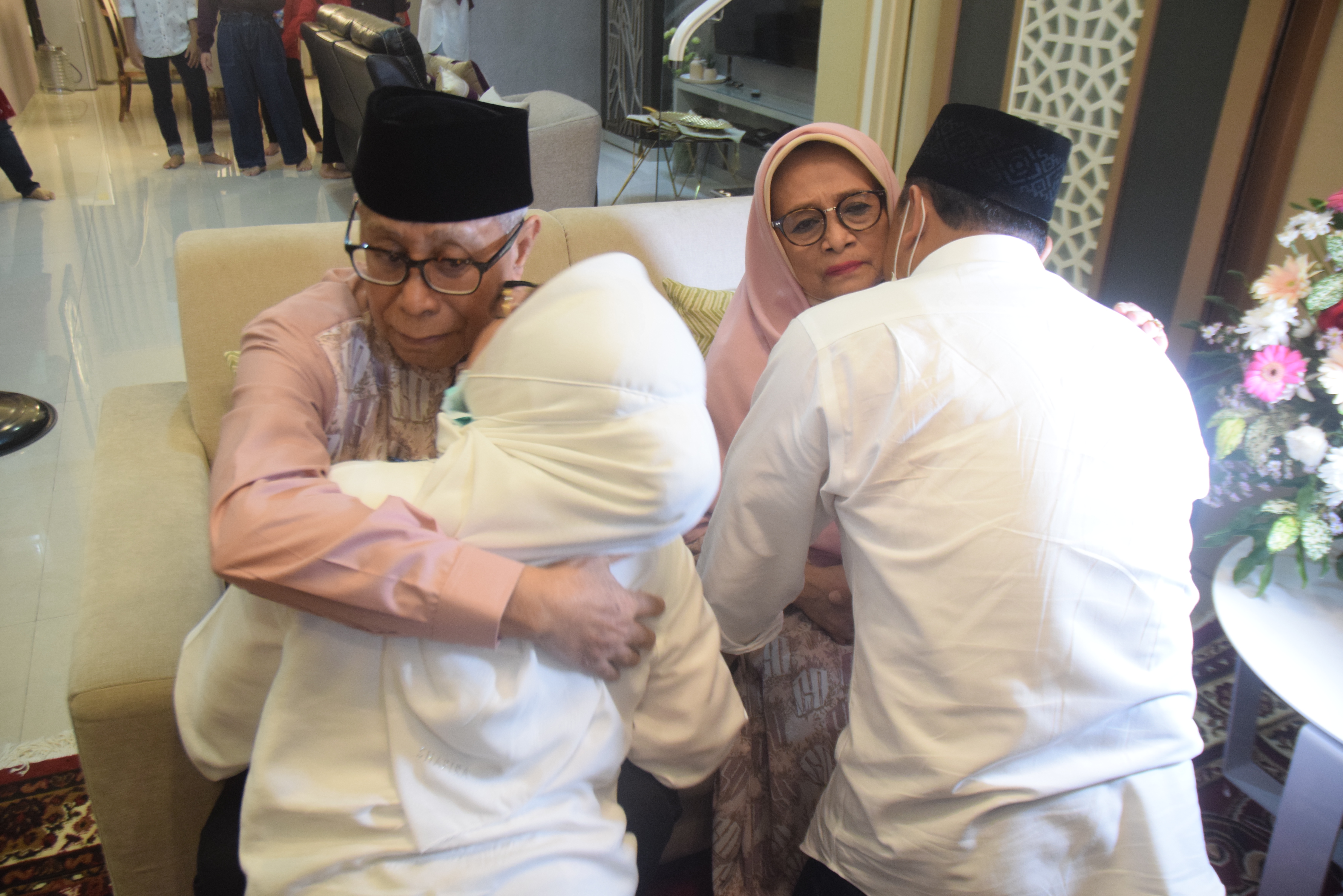Eri Cahyadi minta restu orang tuanya sebelum berangkat ke TPS