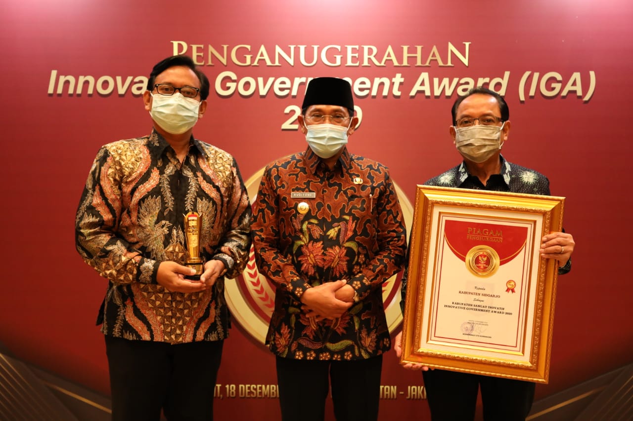 Pj Bupati Sidoarjo, Dr. Hudiyono, Msi saat menerima penghargaan bergengsi dari Kemendagri 