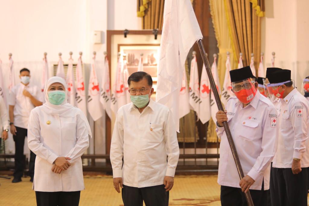 Gubernur Jatim Khofifah Indar Parawansa menghadiri pelantikan PMI Jatim yang juga dihadiri Jusuf Kalla