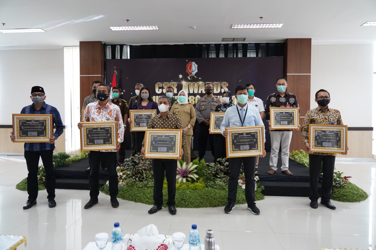 CSR AWARD: Sembilan perusahaan peraih CSR Award dari Pemerintah Kabupaten Bojonegoro tampak sedang berfoto bersama di Partnership Room Lantai 4 Gedung Pemkab Bojonegoro, Senin (28/12/2020).