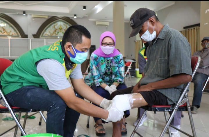 Para penyandang disabilitas di Jombang mendapat bantuan kaki palsu