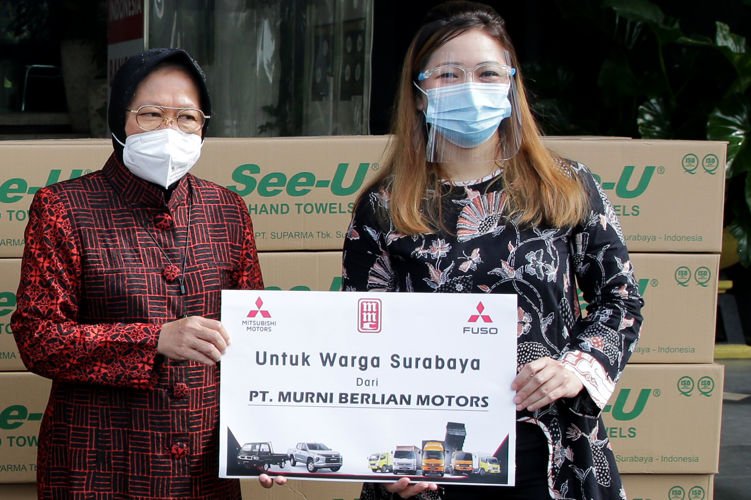 Wali Kota Tri Rismaharini saat menerima bantuan 1000 kotak tisu