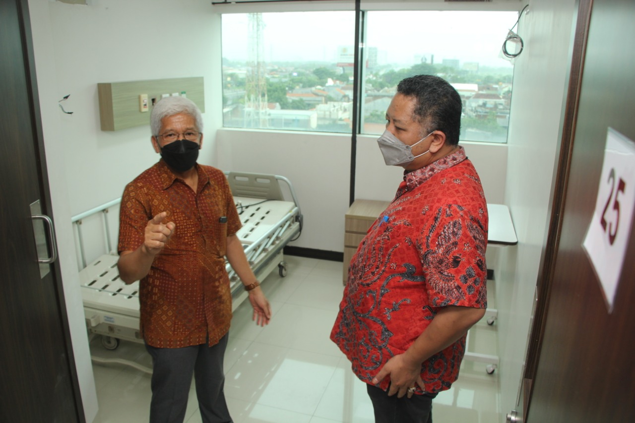 Plt Walikota Whisnu Sakti Buana saat meninjau persiapan RS pasien covid-19