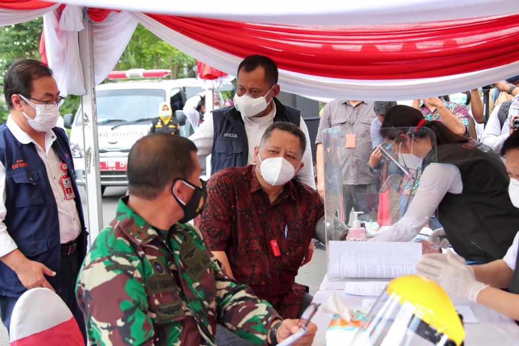 Suasana vaksinasi covid-19 di Balai Kota Surabaya, Jumat (15/1/1021).