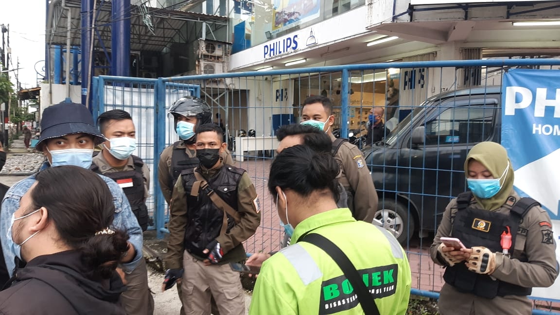 Satpol PP Surabaya melarang kegiatan bonek yang melakukan penggalangan dana bagi korban bencana.