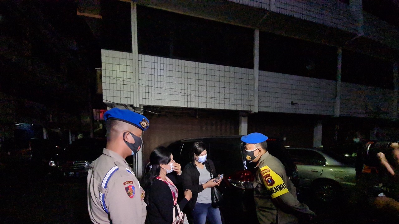 Aparat gabungan saat opersi yustisi prokes di tempat hiburan di Surabaya