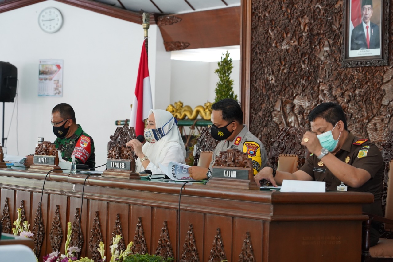 RAPAT: Hadir dalam rapat tersebut Dandim 0813, Kapolres Bojonegoro, Kepala Kejaksaan Negeri Bojonegoro,Sekretaris Daerah dan OPD terkait serta peserta lain secara virtual Jajaran Forkpimca se Kabupaten Bojonegoro dan Pengurus Pasar. 