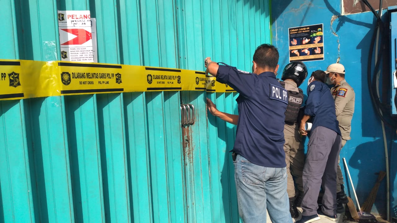 Penyegelan di tempat karaoke di Surabaya karena melanggar Perwali 67