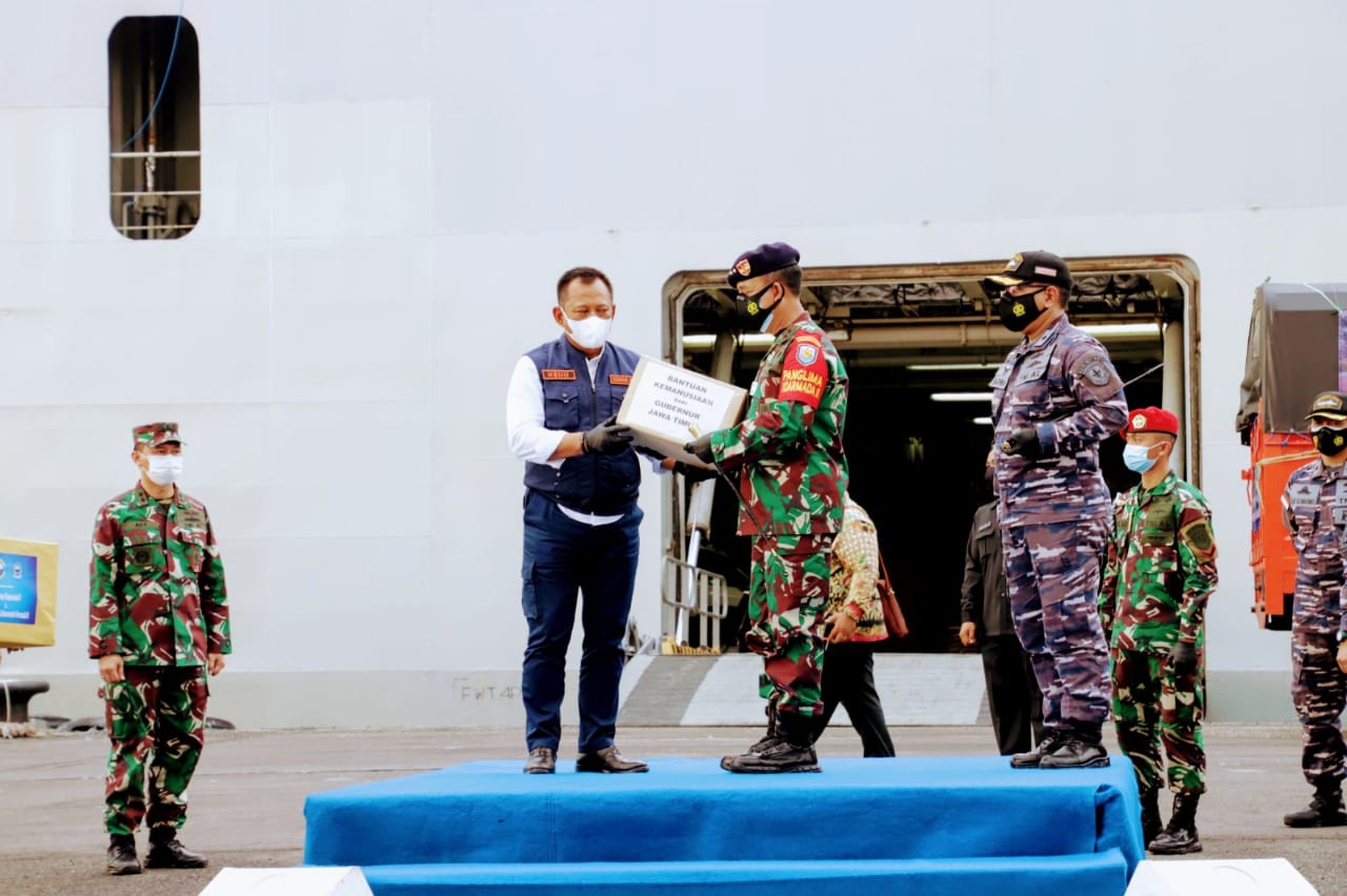 Sekdaprov menyerahkan bantuan secara simbolis kepada Pangkoarmada II sebelum diberangkatkan menggunakan KRI Banda Aceh ke Sulbar dan Kalsel