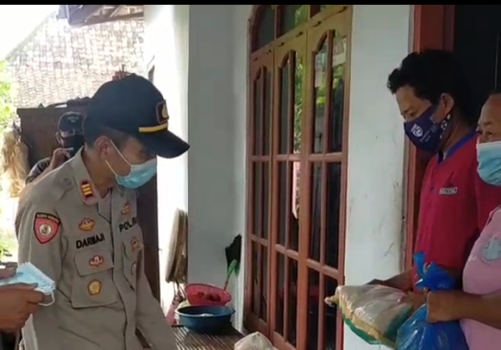 Kapolsek Megaluh AKP Darmaji menyerahkan bantuan ke warga yang terpapar covid-19