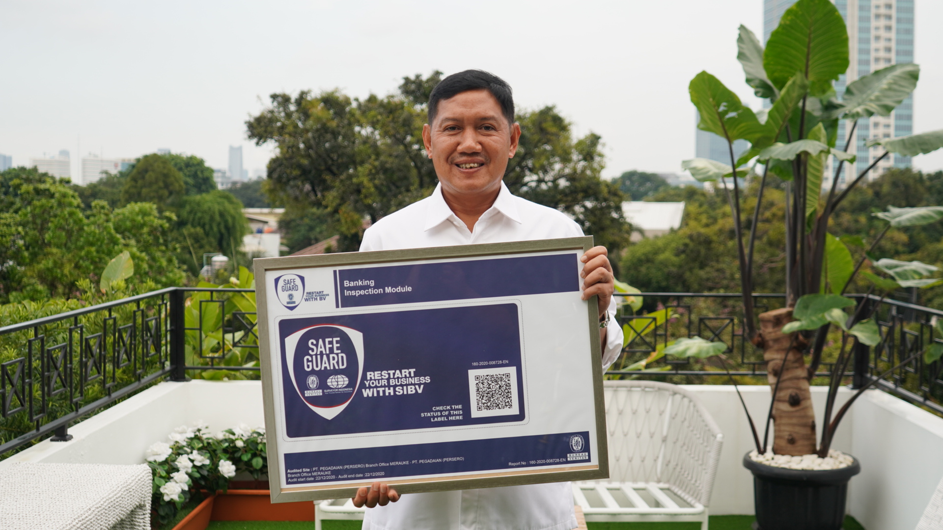 Direktur Utama PT Pegadaian (Persero), Kuswiyoto menunjukkan Label SIBV Safe Guard