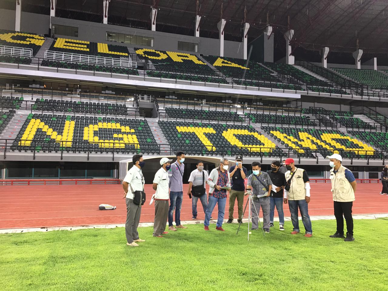 Dinas Perumahan Rakyat dan Kawasan Permukiman, Cipta Karya dan Tata Ruang (DPRKP-CKTR) bersama tim ahli dari Institut Teknologi Sepuluh Nopember (ITS) memantau uji kelayakan lampu 