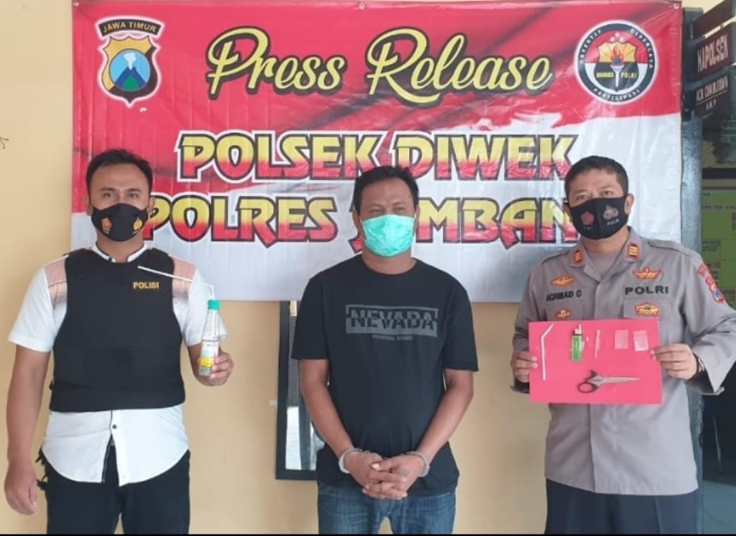 Tersangka Fandi Aryo diamankan ke Polsek Diwek, Jombang.