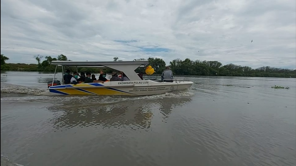 Pj Bupati Sidoarjo, Dr.Hudiyono, MSi bersama anggota DPR RI menaiki boat saat meninjau Pulau Lusi Sidoarjo