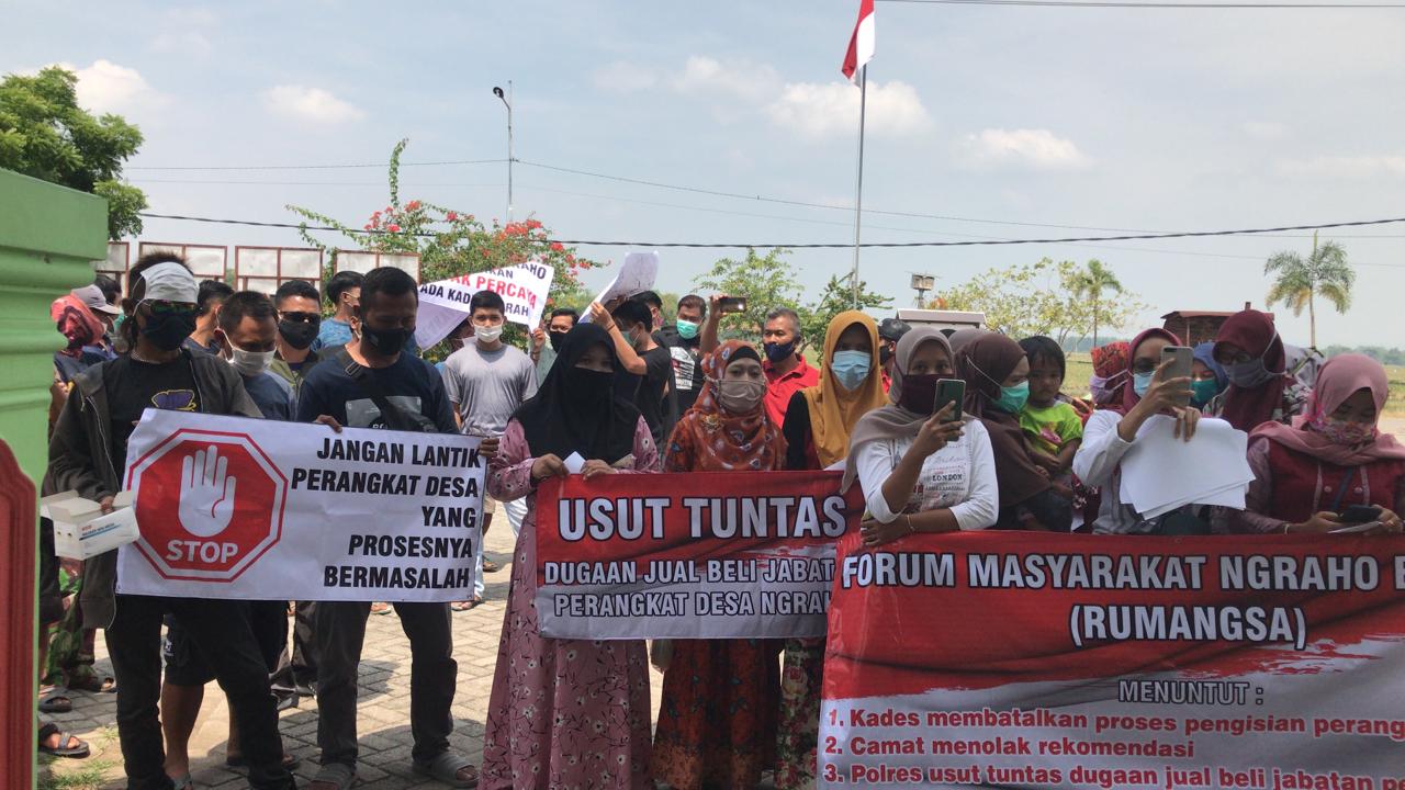 Ratusan warga Desa Ngraho, Kecamatan Gayam, Kabupaten Bojonegoro mendatangi Balai Desa setempat, Senin (9/11/2020).