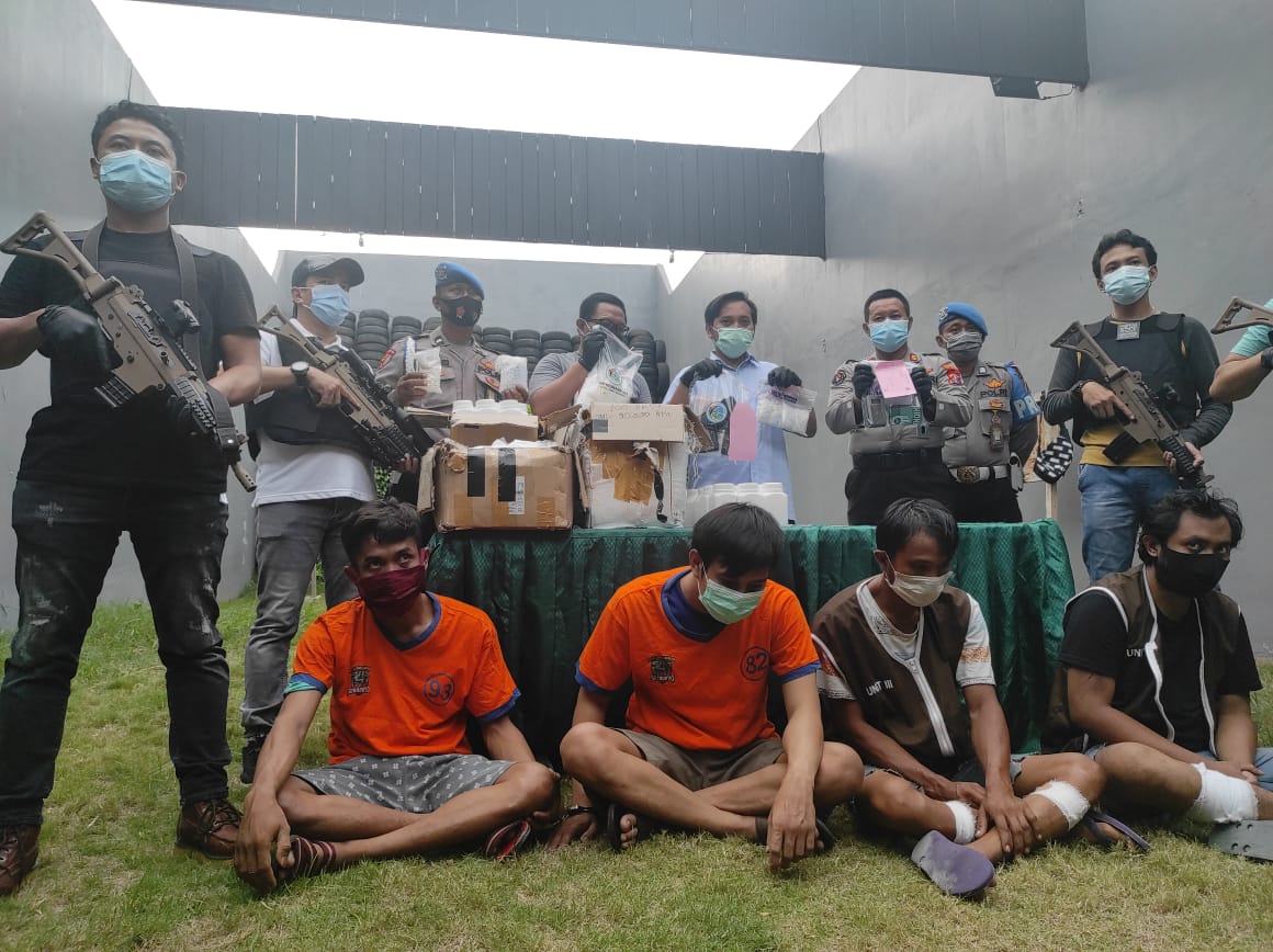 Empat tersangka pengedar jaringan Madura diamankan ke Polrestabes Surabaya, Rabu (11/11)